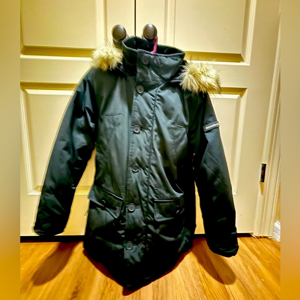 Winter jacket, with no tag but never been used. Like new.
